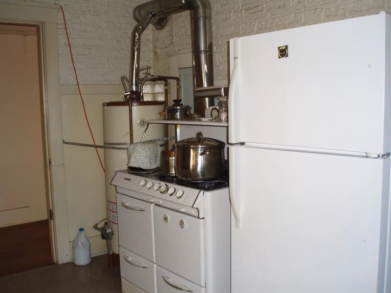 Напольный газовый котел на кухне