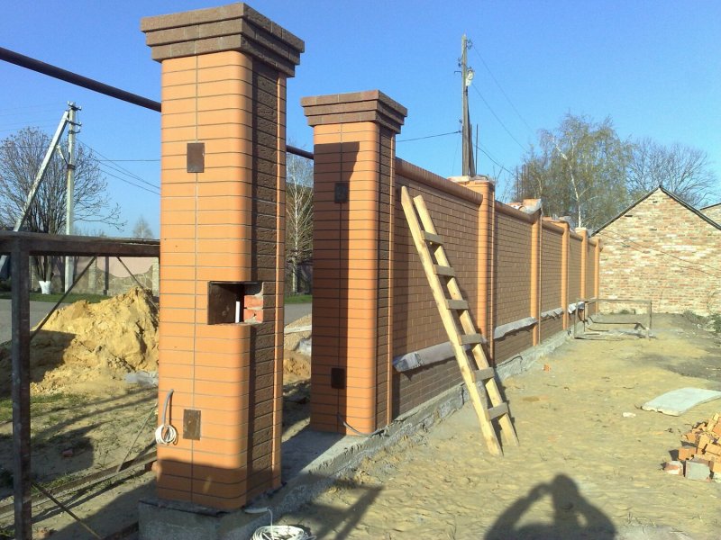 Винтовые столбы из кирпича для забора