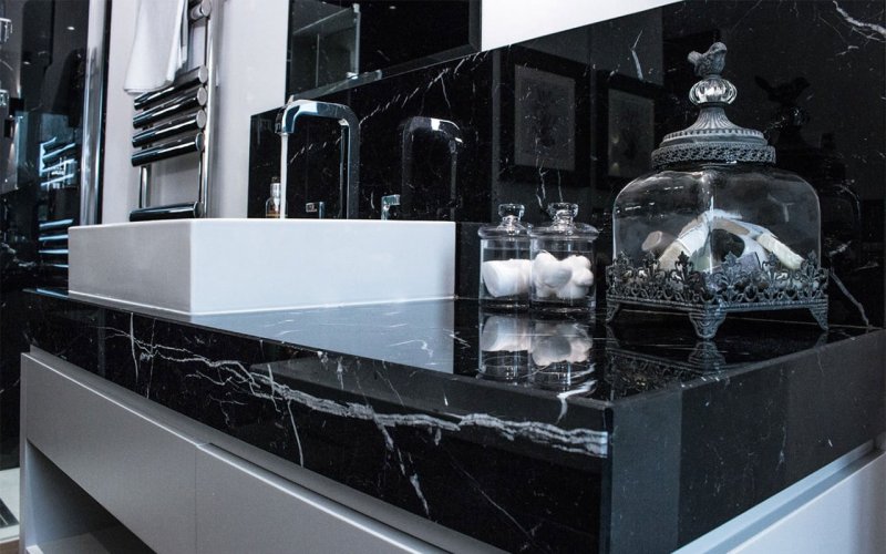 Мрамор black marquina