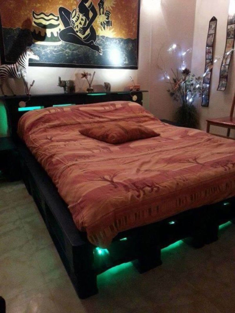 Кровать из паллетов с подсветкой