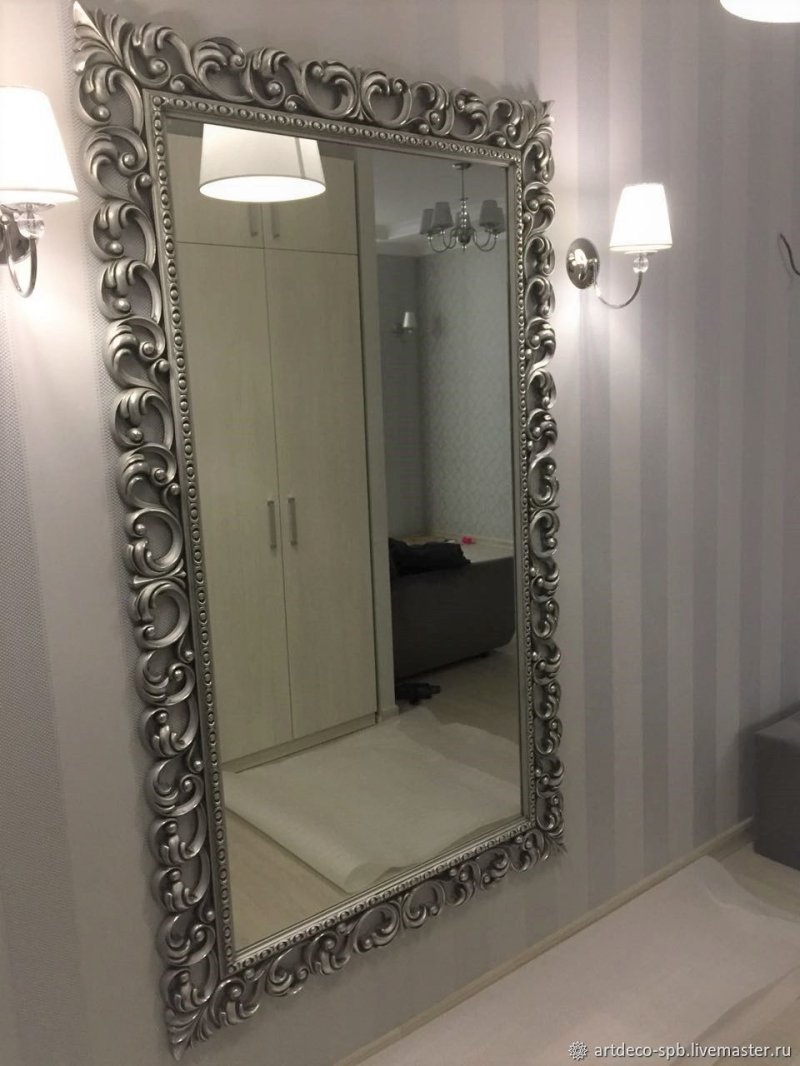 Зеркало в багете для прихожей