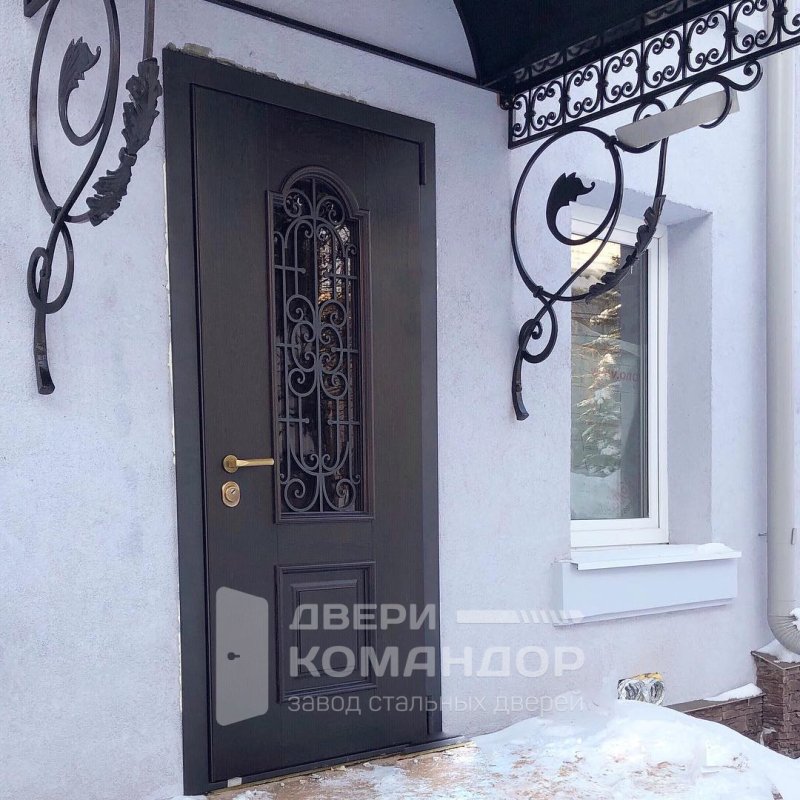 Входная дверь в частном доме