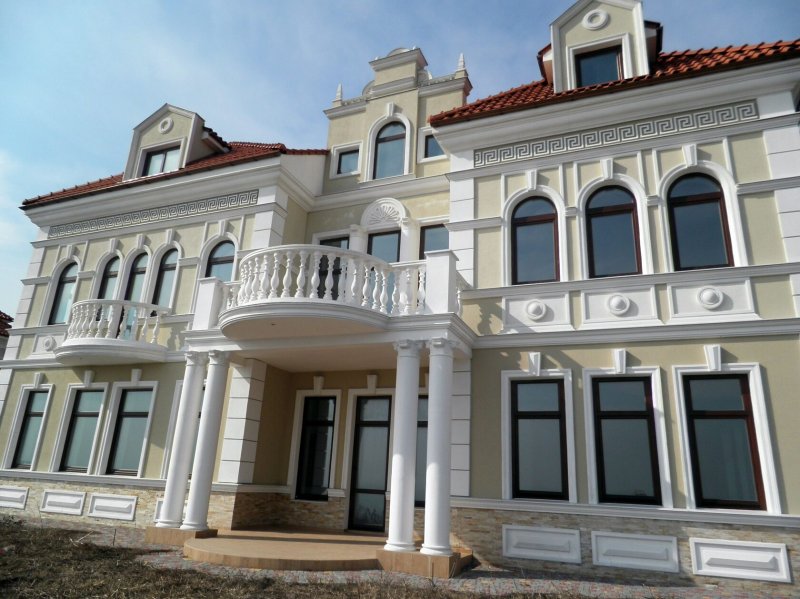 Декор фасада частного дома из полистирола