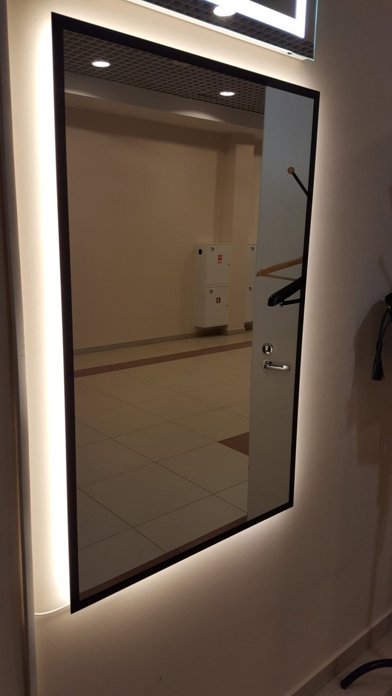 Большое зеркало с подсветкой в прихожую