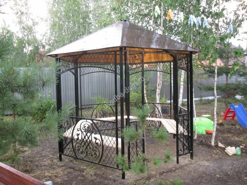 Металлическая беседка