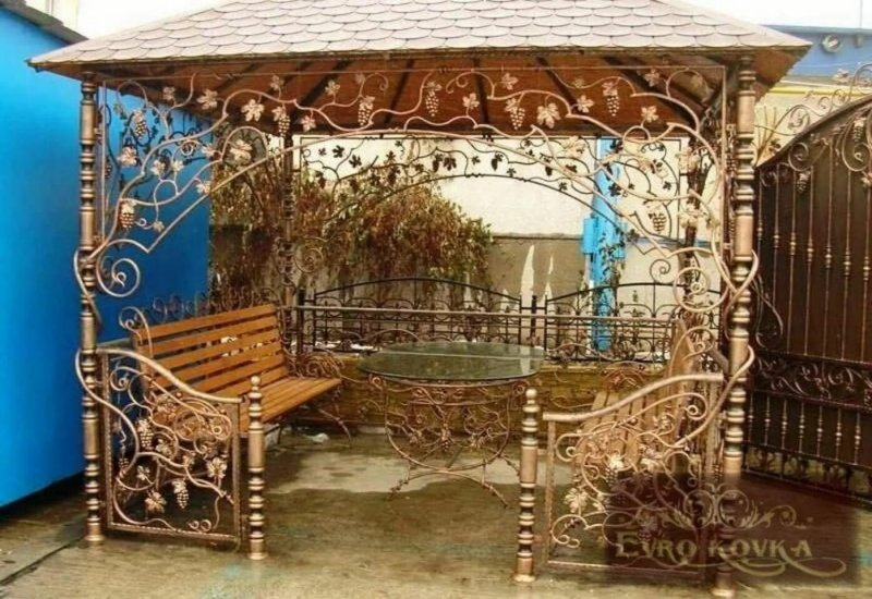 Кованная беседка с виноградной лозой