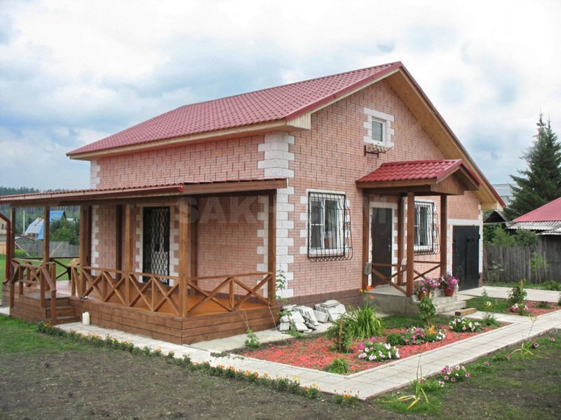 Кирпичный дачный дом