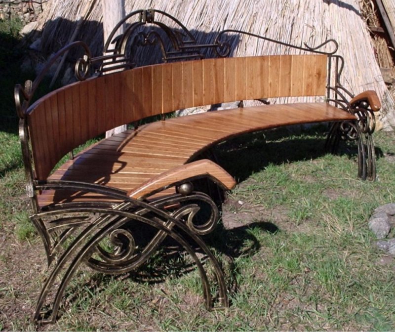 Полукруглые кованые скамейки