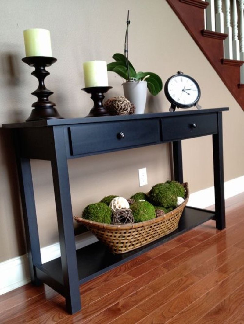 Entryway table decor