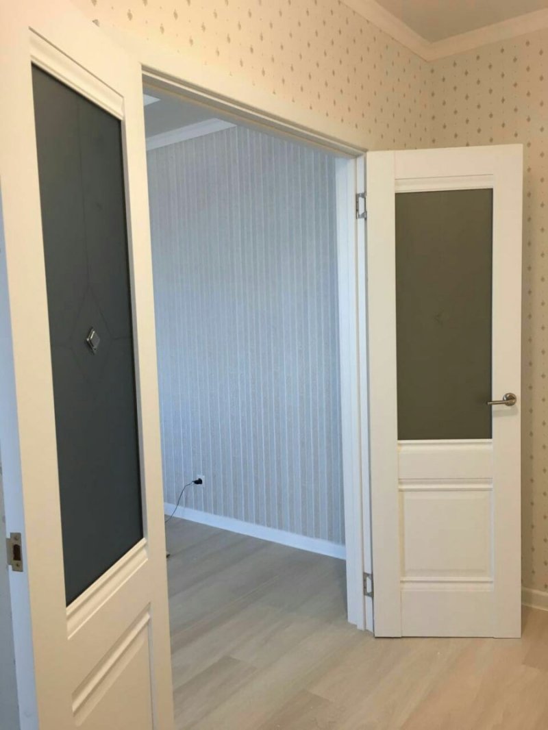 Белая дверь в интерьере