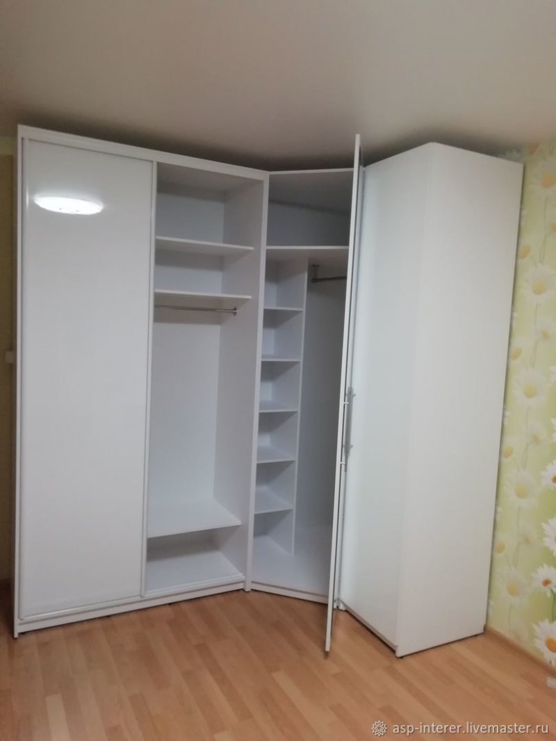 Угловой белый шкаф