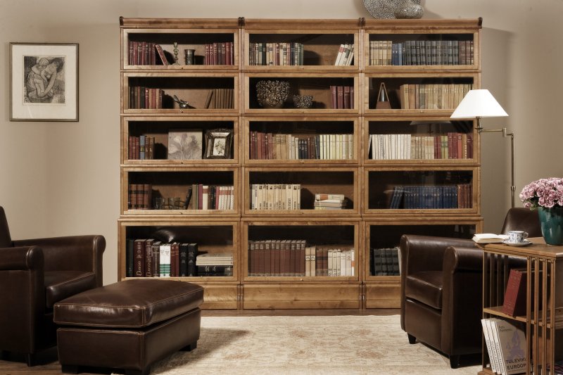 Книжный шкаф