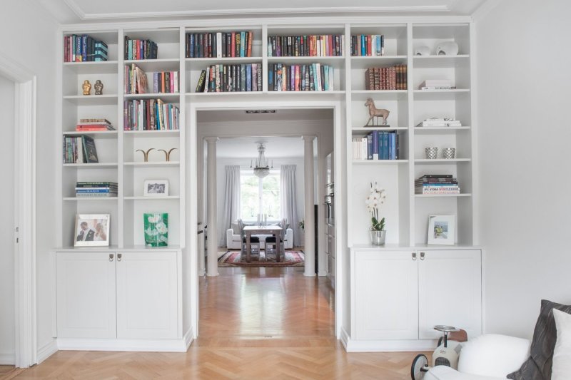 Книжный шкаф в интерьере гостиной