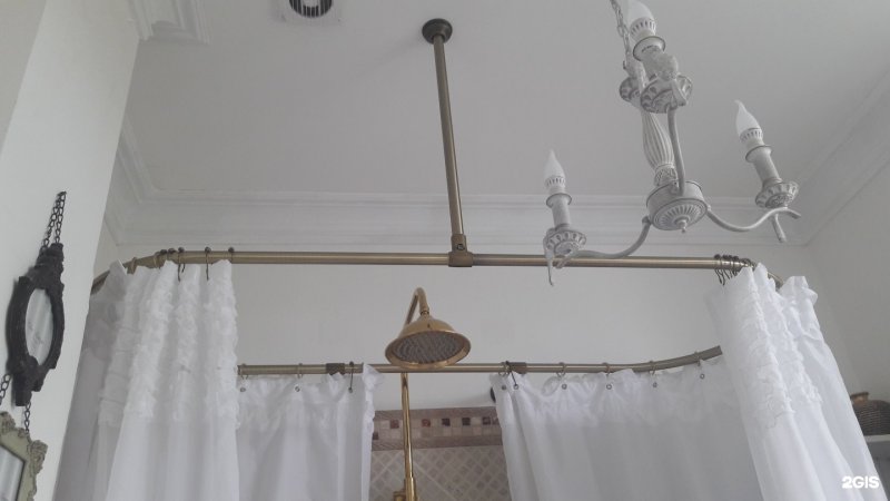 Круглый карниз для шторы в ванную