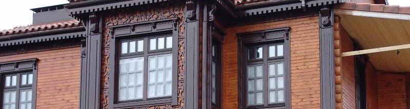 Современные наличники на окна в деревянном доме