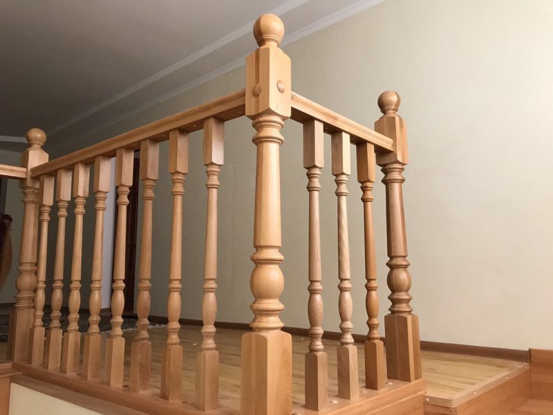 Лестница с балясинами из дерева