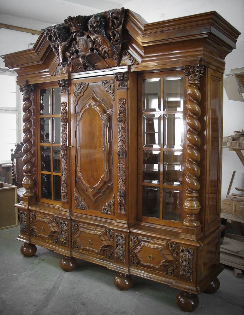 Резная мебель готика
