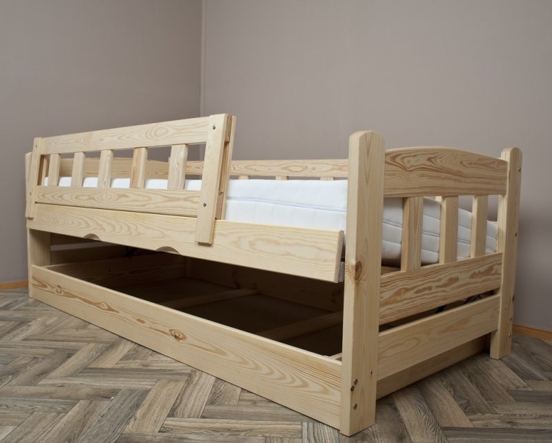 Детская кровать из массива