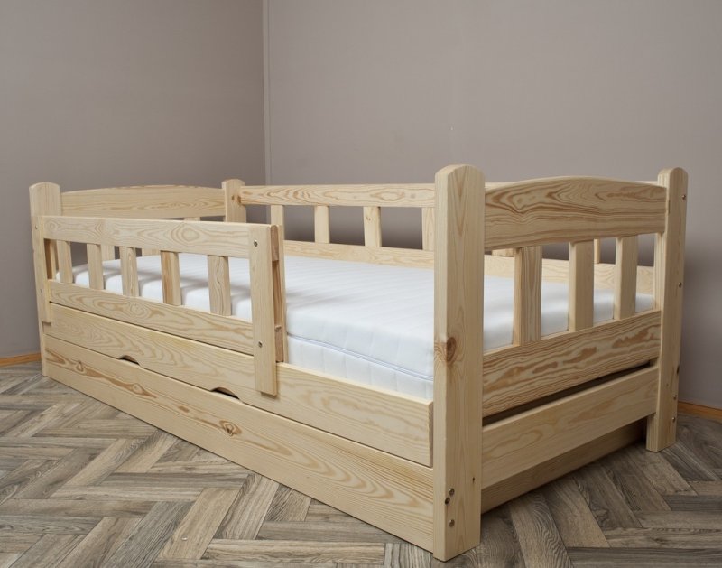 Детская кровать из массива