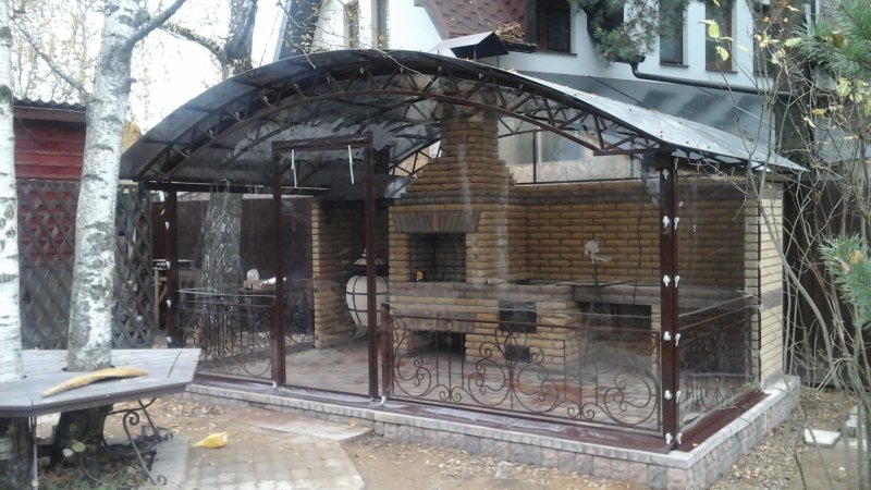 Беседка из поликарбоната закрытого типа