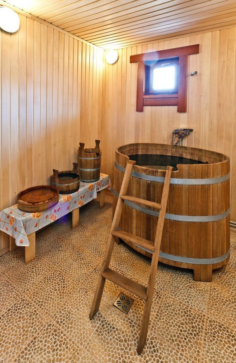 Баня с купелью внутри