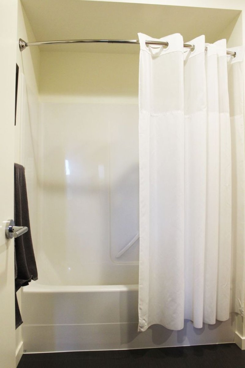 Curved shower curtain rod х