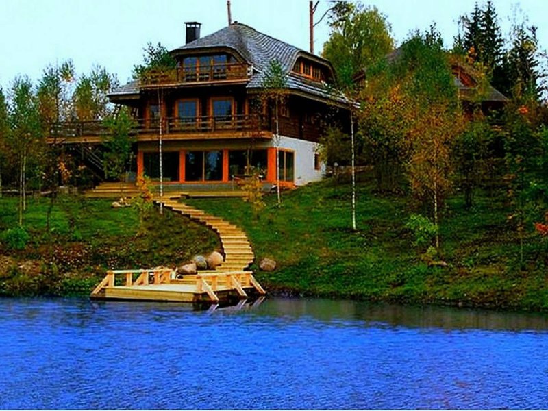 Дом на берегу реки