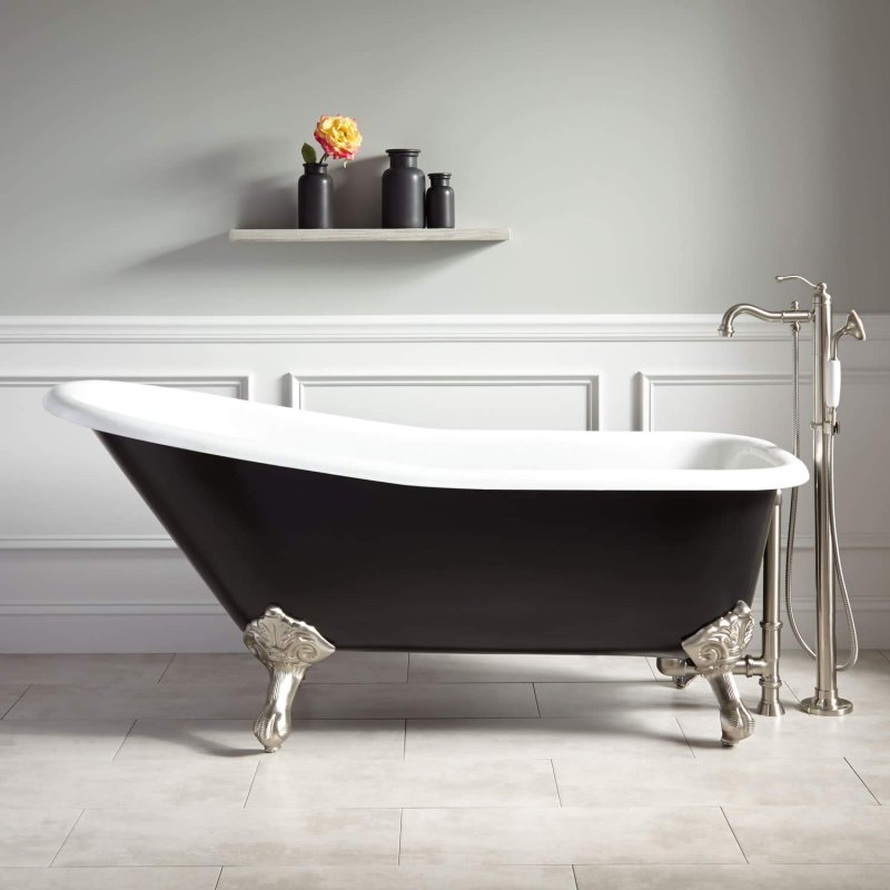 Clawfoot bathtub
