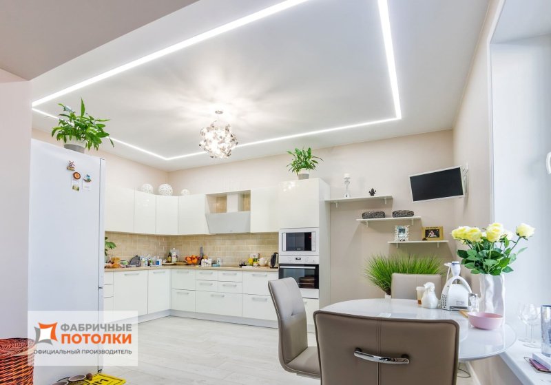 Натяжной потолок на кухне дизайн