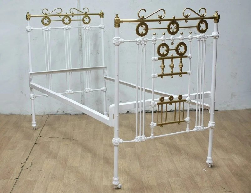 Старинная металлическая кровать