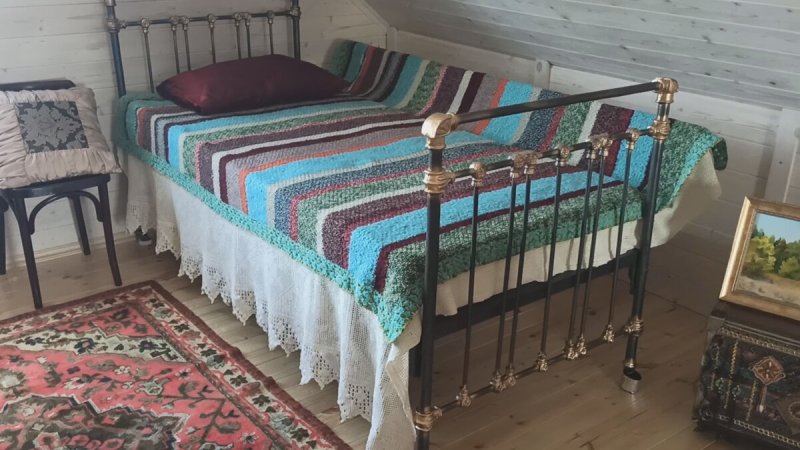 Старинная железная кровать
