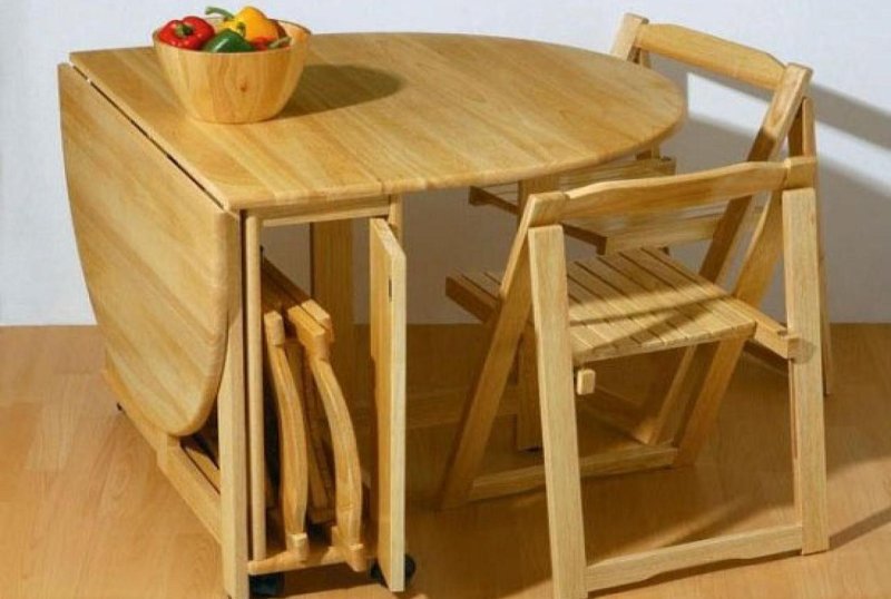 Деревянный стол на кухню