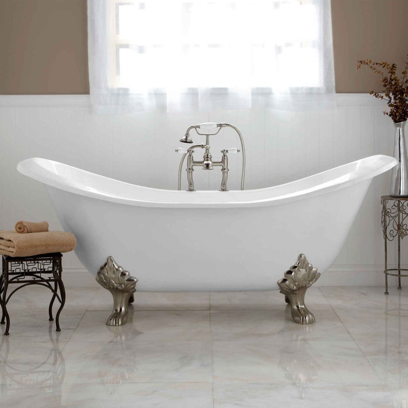 Clawfoot bathtub