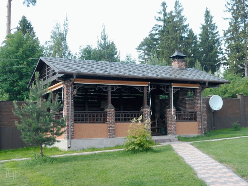 Беседка с мангальной зоной вдоль забора
