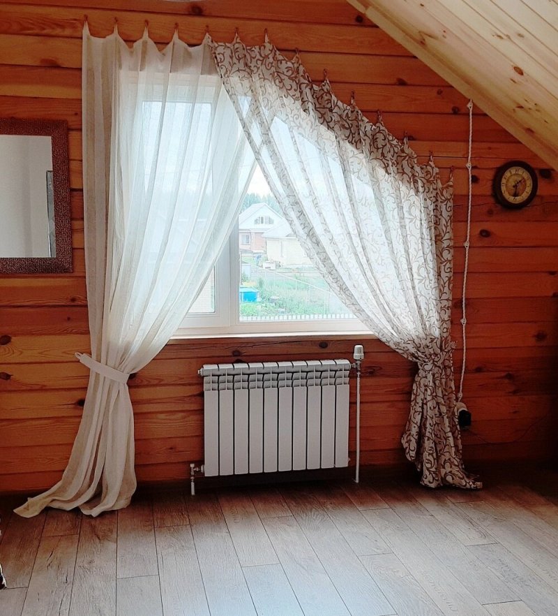 Шторы на нестандартные окна в загородном доме