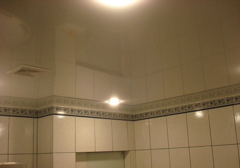 Глянцевый потолок в ванной