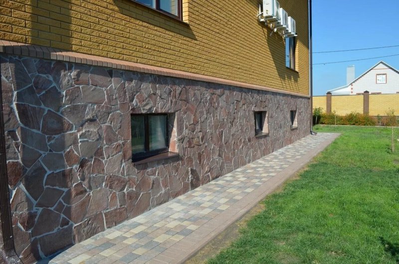Отделка цоколя камнем