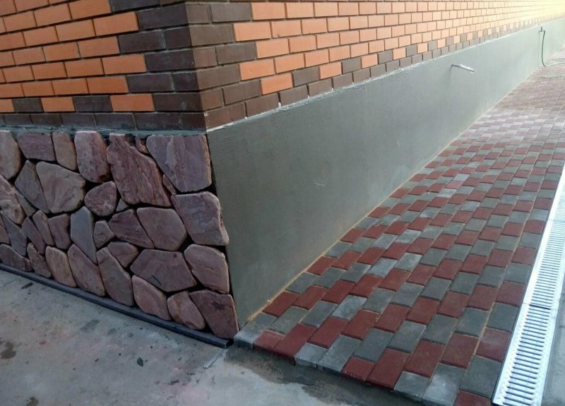 Отделка цоколя камнем