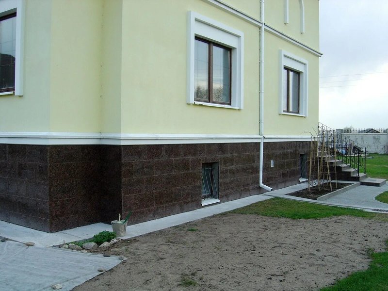 Цоколь облицованный керамогранитом
