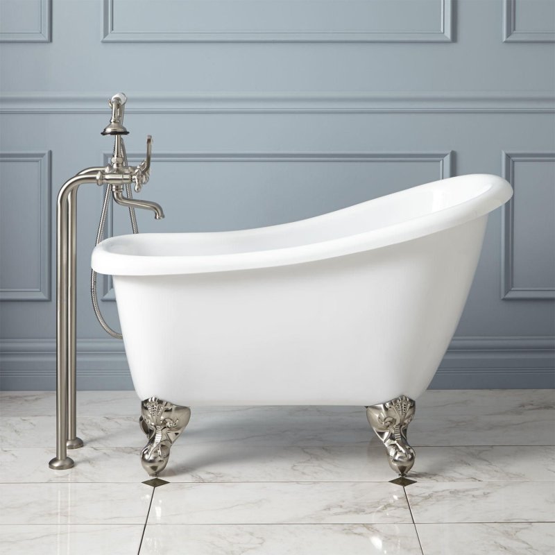 Clawfoot bathtub