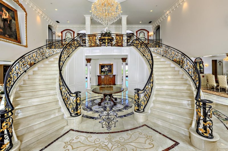 Мраморная лестница