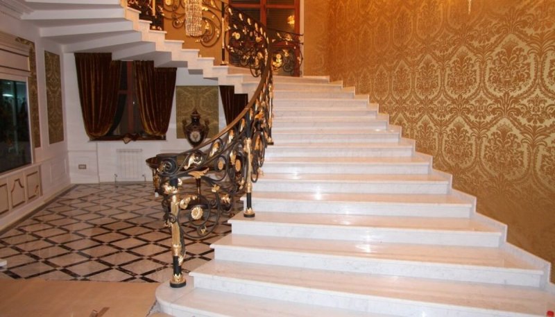 Мраморная лестница метрополь