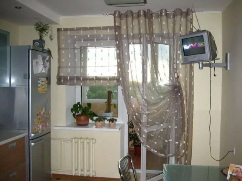 Кухонные шторы с балконной дверью