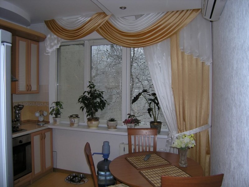 Шторы с ламбрекеном на кухню