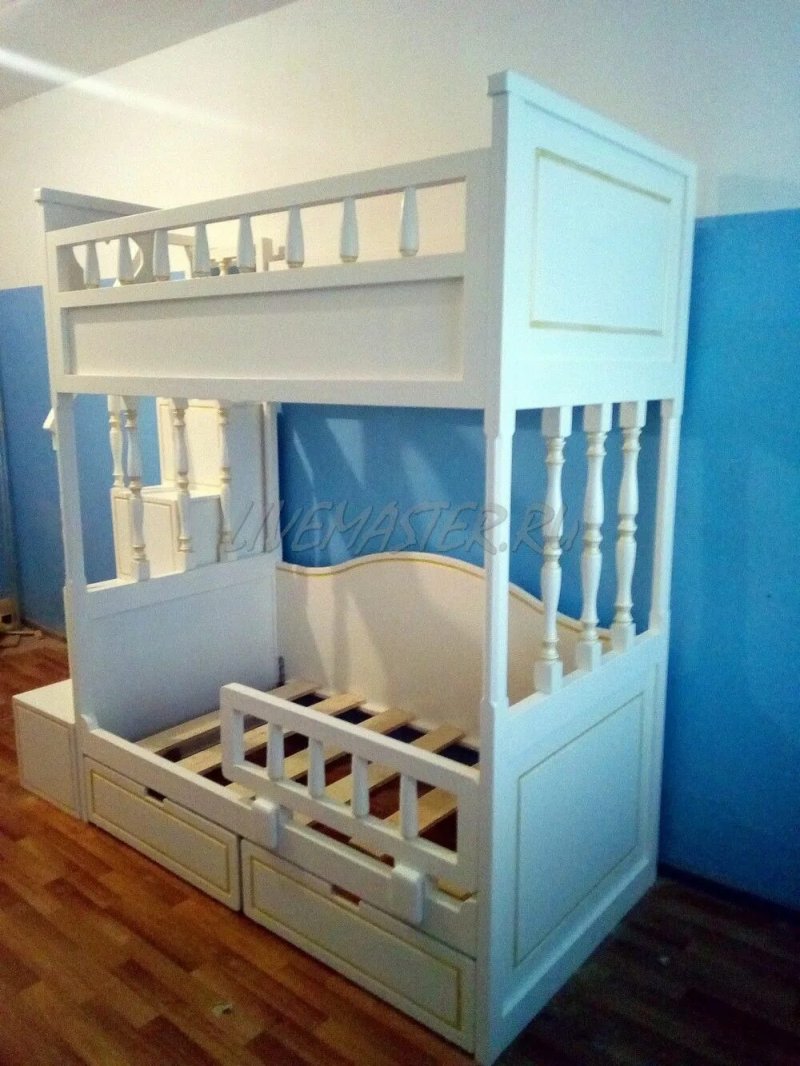 Двухъярусная кровать с лестницей