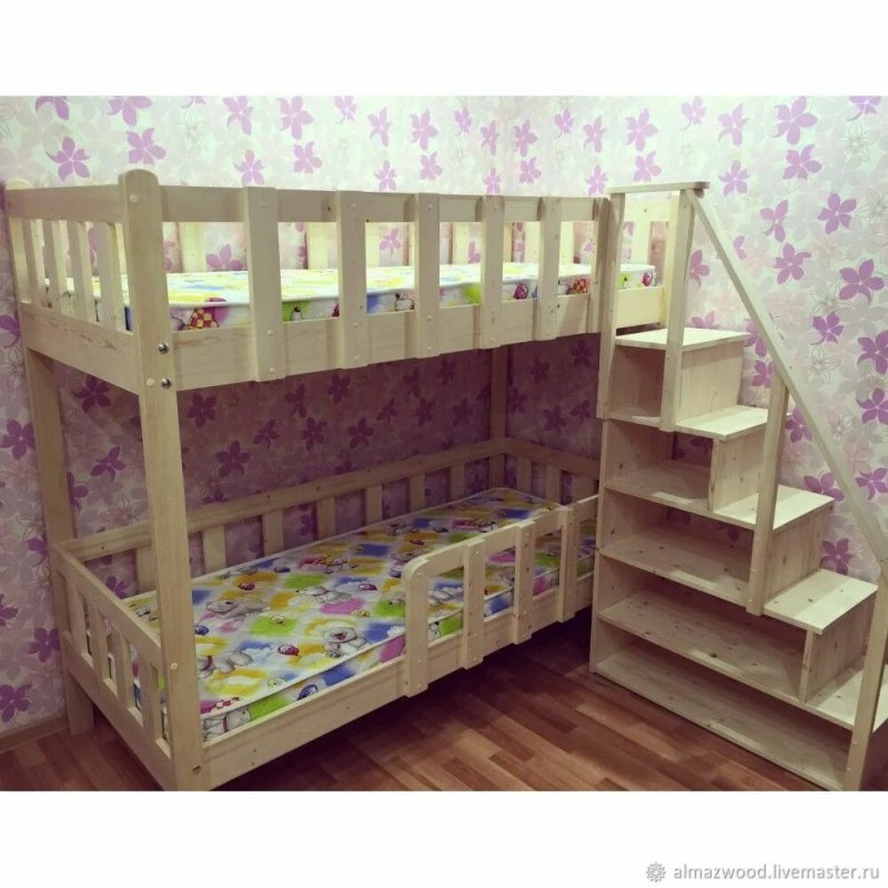Двухъярусная кровать с лестницей