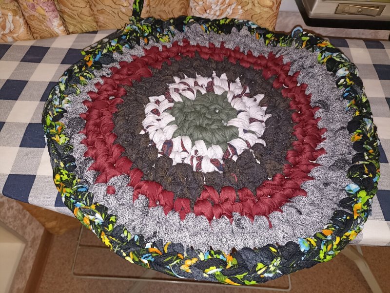 Коврик из старых вещей