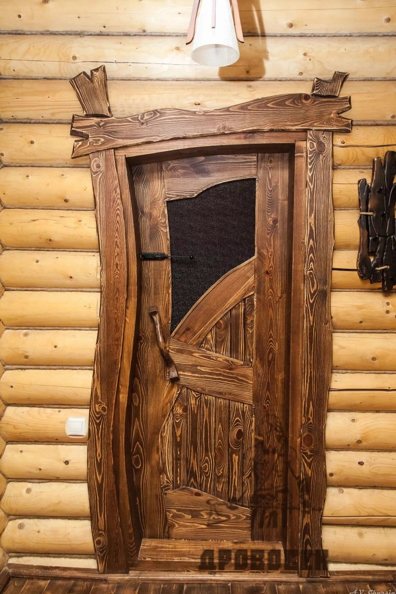 Деревянная дверь под старину