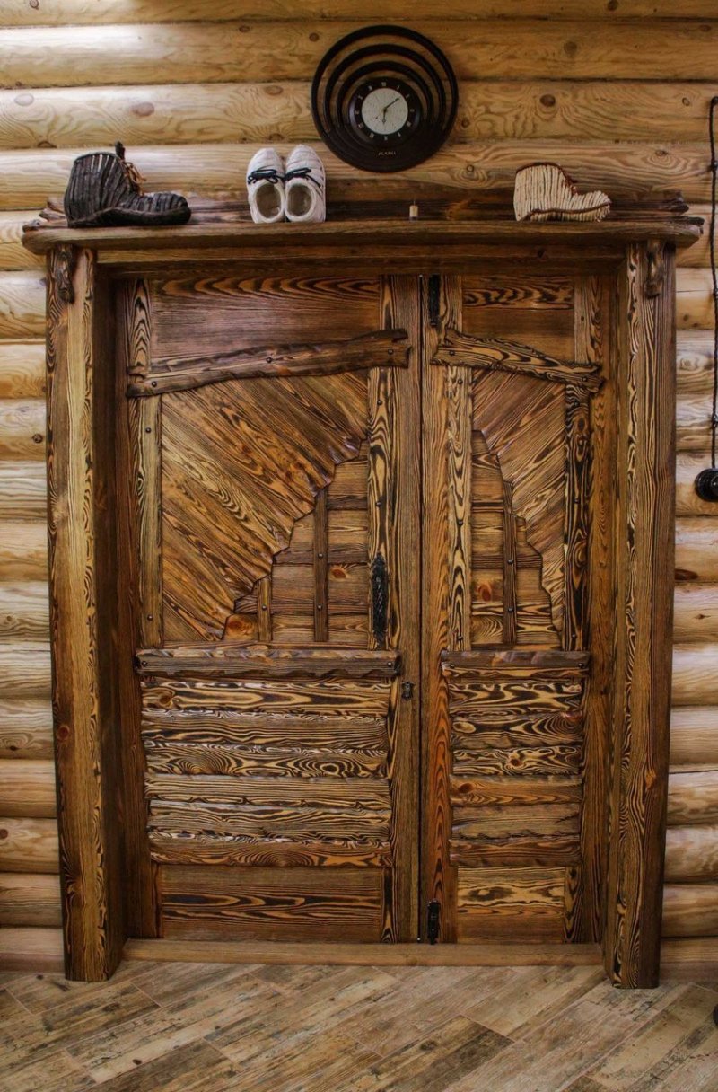 Деревянная дверь под старину