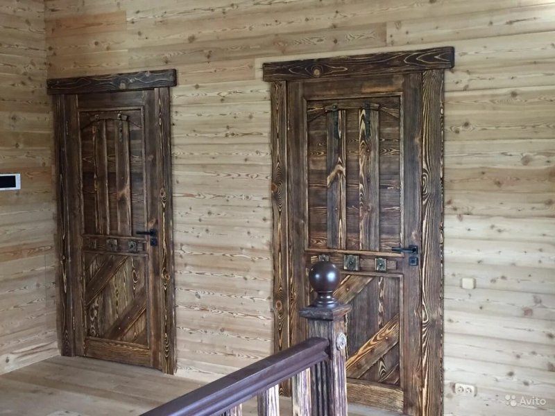 Деревянная дверь под старину